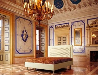 Bett mit hohem Kopfteil Notte Italiana, Mascheroni