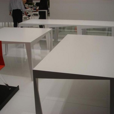 Tisch T-Twist