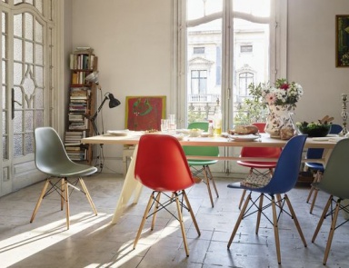 Stuhl mit Kunststoff Sitzfläche Eames, Vitra