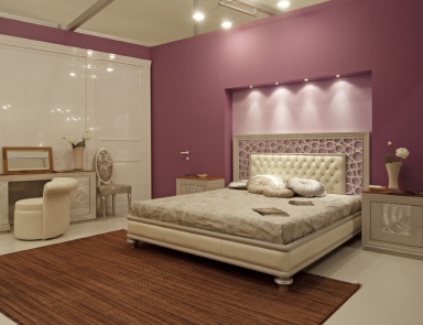 Master Schlafzimmer (Suite Schlafzimmer) - Bett, Frisierkommode, Hocker, Nachttisch, Cantiero (Puff auf Rädern)