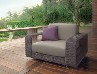 Sessel auf niedrigen Stielen, Roberti Rattan