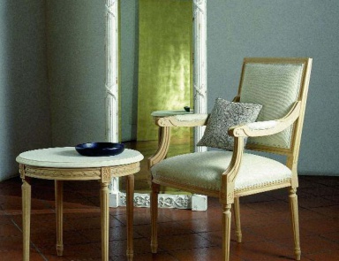 Die Garnitur für das Wohnzimmer - Tisch, Stuhl, Spini
