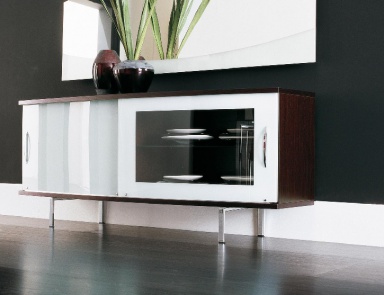 Kommode mit Metallbeinen, Tonin casa