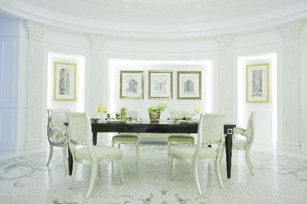 Die Garnitur für das Esszimmer aus Massivholz mit Blattgold, Versace