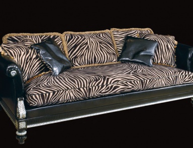 Dreibettzimmer Sofa auf niedrigen Stielen, Wama