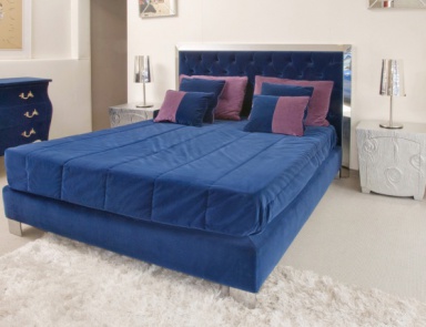 Doppelbett mit Metallbeinen, Wama