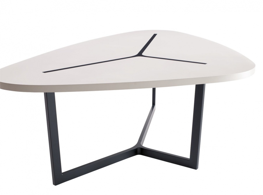 Mittagstisch auf Metallrahmen mit Deckplatte aus MDF Seven, B&B Italia