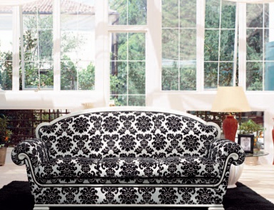 Dreibettzimmer Couch an den Unterschenkeln, Tonin casa