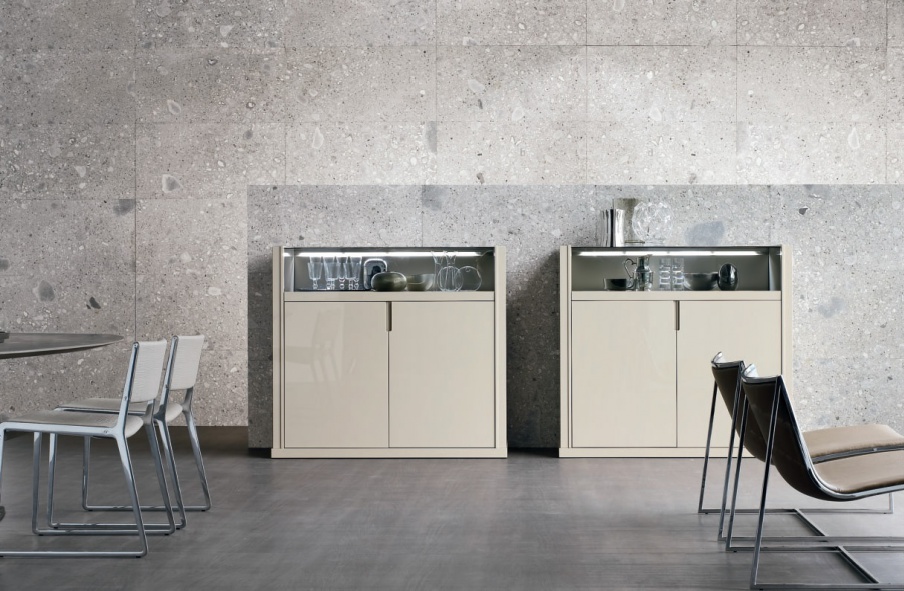 Kommode mit Rahmen aus MDF, Schaufenster aus Glas und Oberflächen aus Holz und Leder Altea, Alivar