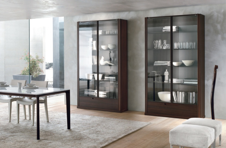 Bücherregal mit Rahmen aus Eiche oder MDF und Türen aus gehärtetem Glas Dorothea, Alivar