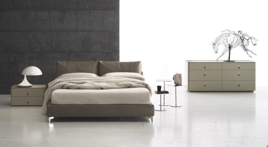 Doppelbett mit Rahmen aus Stahl, Beinen aus Aluminium und Polsterung aus Leder oder Textilgewebe-Oasi, Alivar
