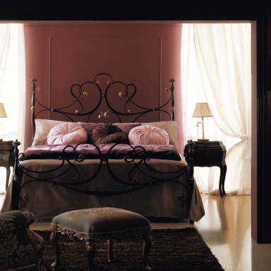 Bett mit einem schmiedeeisernen Kopfteil Letto Parsifal
