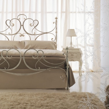 Bett mit einem schmiedeeisernen Kopfteil Letto Parsifal