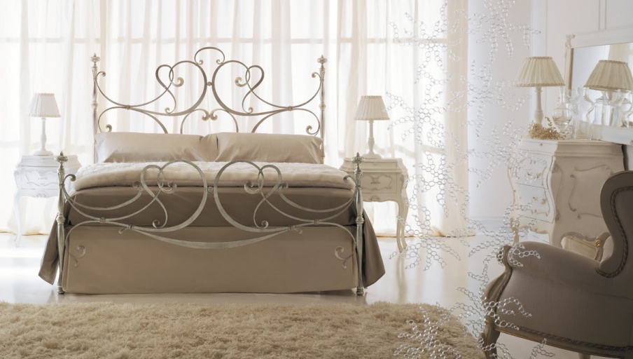 Bett mit einem schmiedeeisernen Kopfteil Letto Parsifal, CorteZari - Zari Corte