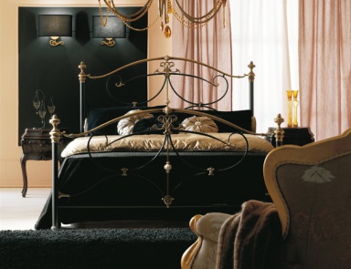 Bett mit einem schmiedeeisernen Kopfteil Letto Postiano, CorteZari - Zari Corte (geschmiedeter Bett)