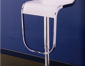 Barhocker auf metallischem Untergrund, Flai