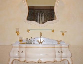 Der Prellstein unter der Spüle mit einem Gehäuse aus massivem Holz von Bagno 3, Arcari