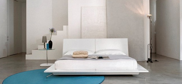 Doppelbett mit einem Podium mit Metallbeinen gepolstertes Leder Sailor, Bonaldo