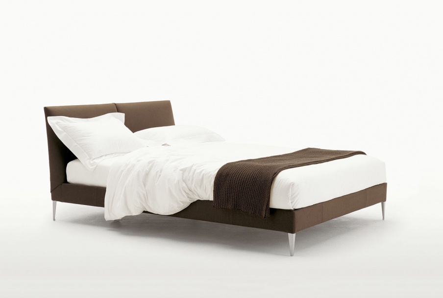 Doppelbett auf einem Rahmen aus Metall gepolsterter Stoff oder Leder Selene, B&B Italia