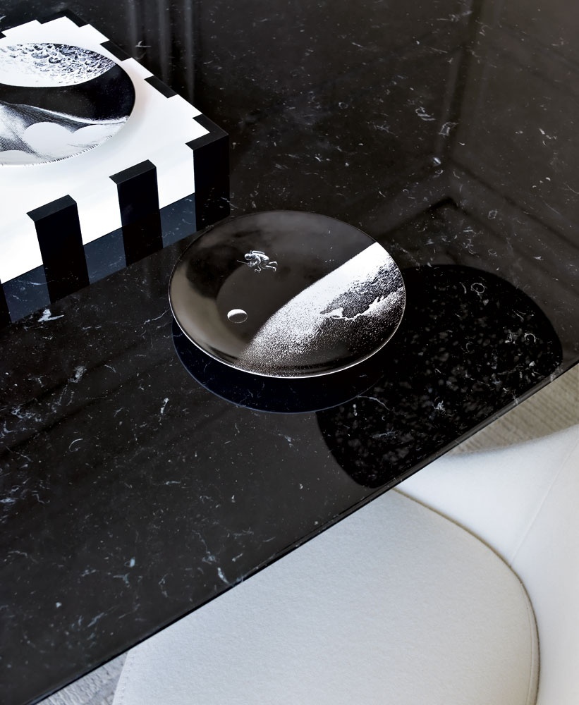 Der Tisch mittglich auf einem Rahmen aus verchromtem Stahl mit einer Platte aus Marmor oder MDF Pathos, B&B Italia