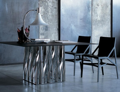 Der Tisch mittglich BOBOLI auf Metallrahmen, Cassina