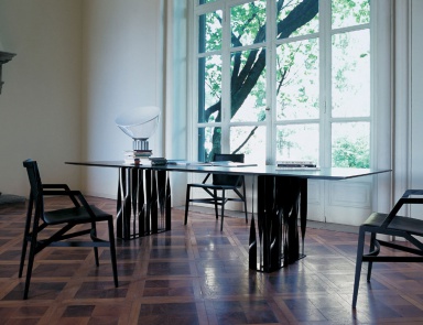 Der Tisch mittglich BOBOLI auf Metallrahmen, Cassina