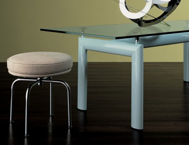 Der Hocker LC8 auf einem Rahmen aus verchromtem Stahl, Cassina