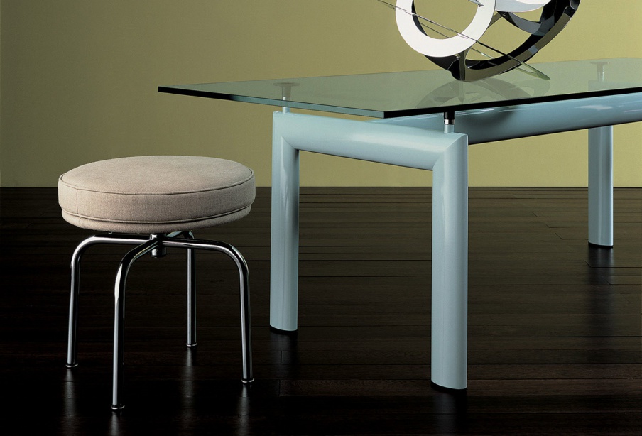 Der Hocker LC8 auf einem Rahmen aus verchromtem Stahl, Cassina