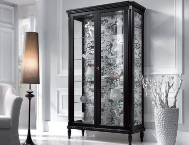 Vitrine mit verglasten Türen, Sangiorigo