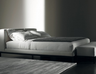 Bett mit gepolstertem Kopfteil Rogers, Meridiani