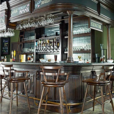 Die Spitzengruppe der Theke Tudor Oak