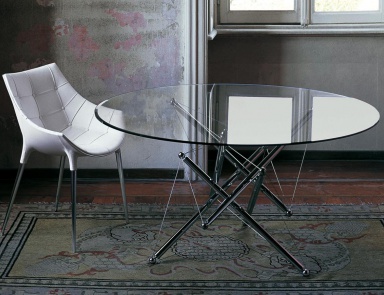 Der Tisch mittglich 713/714 auf Metallrahmen, Cassina
