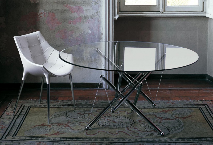 Der Tisch mittglich 713/714 auf Metallrahmen, Cassina