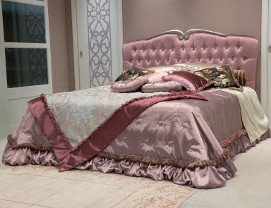 Bett mit Abgeschrägter gepolstertem Kopfteil Valentino, Bruno Zampa
