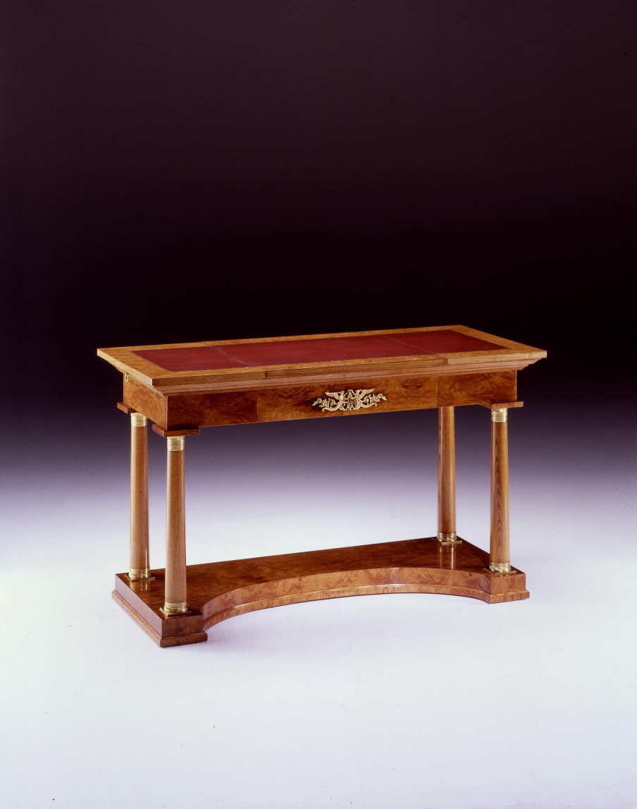Ein kleiner Tisch aus Holz Impero, Colombo Stile