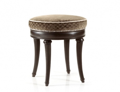 Hocker des italienischen Herstellers Roberto Giovaninni.