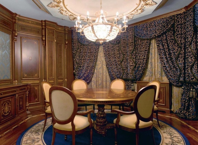 Die Garnitur für das Esszimmer aus massivem Ahorn mit einem Runden