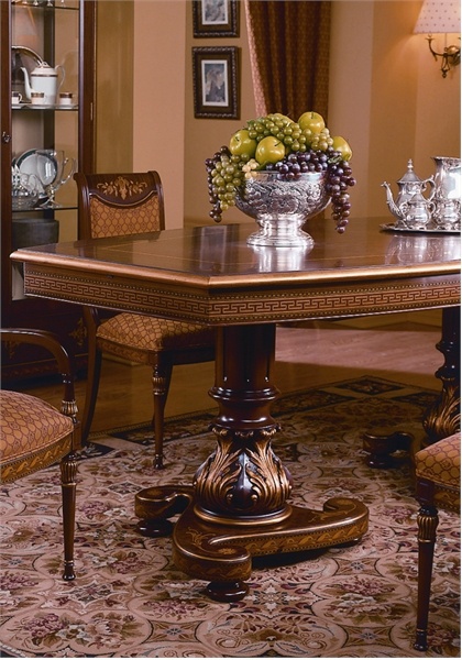 Die Garnitur für das Esszimmer aus Massivholz mit handgeschnitzten