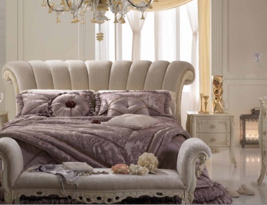 Für das Schlafzimmer eingerichtet mit einer Kommode und einer Sitzbank Etoile, Piermaria