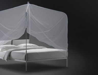 Ein Himmelbett auf dem eisernen Rahmen Crimea, Flou (Himmelbett)