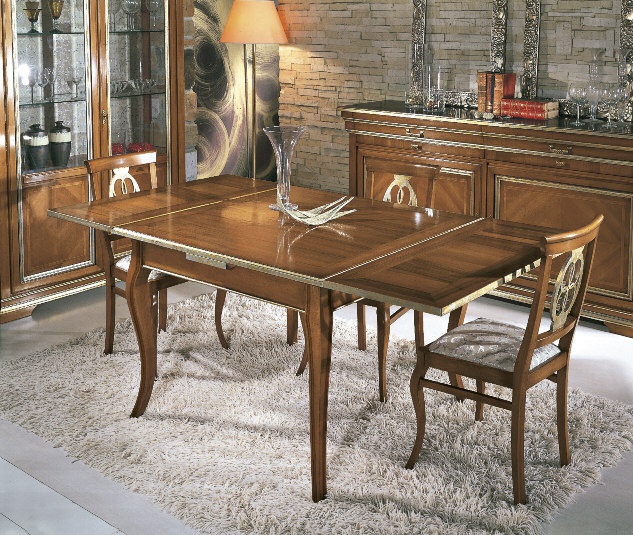 Die Garnitur für das Esszimmer im neoklassizistischen Stil aus massivem