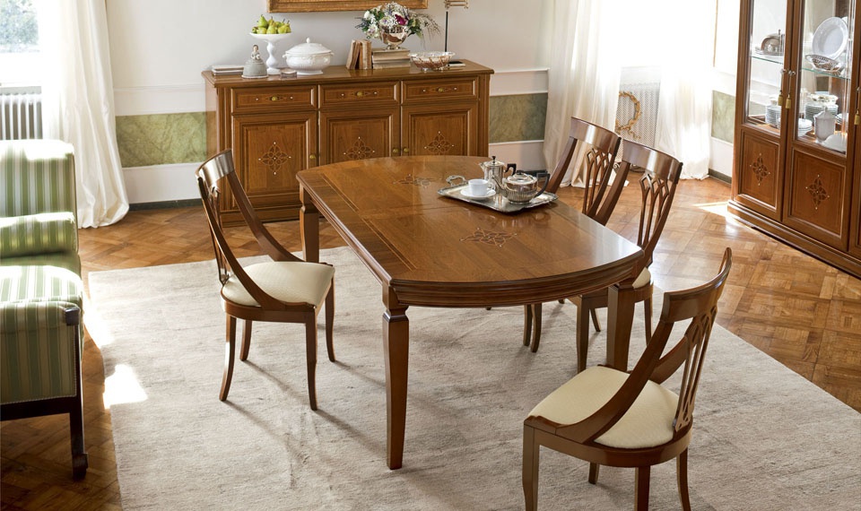 Die Garnitur für das Esszimmer lackierten Intarsien im Furnier Caruso