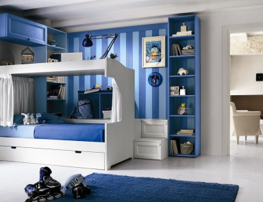 Für das Schlafzimmer eingerichtet mit einem hohen Schreibtisch mit Bett, Callesella