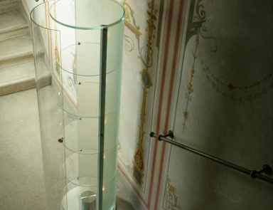 Vitrine aus gebogenem Glas Onis, Reflex Angelo