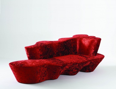 Dreibettzimmer Sofa mit geschwungenen Gehäuse und Rückenlehne Colombostile